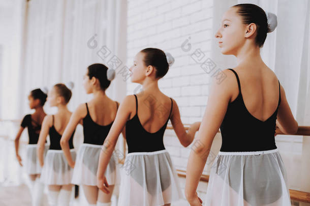 室内年轻女孩团体的芭蕾培训。古典芭蕾。巴莱丽娜·<strong>图图</strong>的女孩。室内训<strong>练</strong>。可爱的舞者大厅里的表演。舞蹈<strong>练</strong>习。穿白色衣服的女孩.