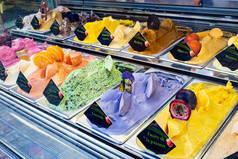 夏天在商店出售的彩色冰淇淋的味道