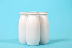 在白色背景查出的液体酸奶瓶.