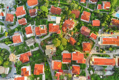 正宗的欧洲城市的顶部视图。有红色瓷砖屋顶的房子