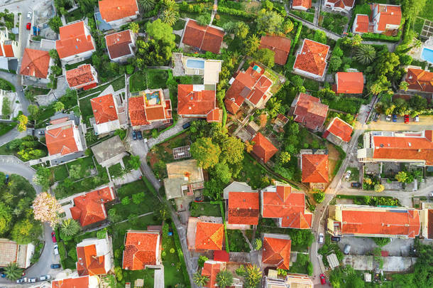 正宗的欧洲城市的顶部视图。有红色瓷砖屋顶的房子