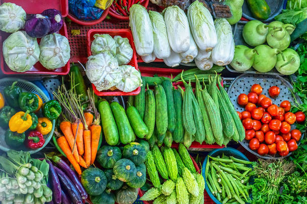 市场上有五颜六色的新鲜有机蔬菜。这些都是维生素, 矿物质, 纤维是非常有用的人类健康