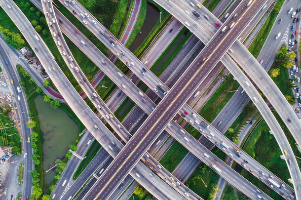 鸟瞰交通城市立交桥公路车辆移动、运输施工