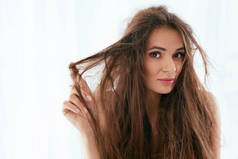 头发问题。长头发干燥和受损的妇女