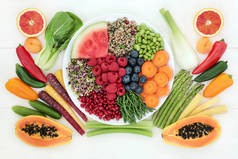 健康食品健身概念与新鲜水果, 蔬菜和谷物沙拉与超级食物非常高的抗氧化剂, 蛋白质, 花青素, 维生素和膳食纤维。白色木材的顶视图.
