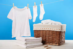 洗衣篮, 一堆干净柔软的毛巾和白色的衣服挂在晾衣绳上的蓝色