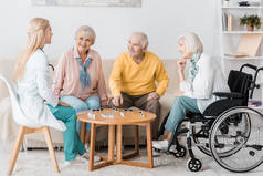 年轻的女护士与老年患者玩多米诺骨牌