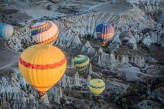 早晨，在土耳其卡帕多西亚，五颜六色的热气球在爱谷上空飞行
