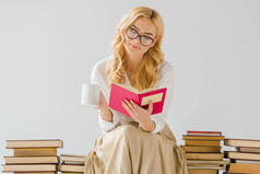 关闭妇女喝咖啡, 阅读和坐在书本上