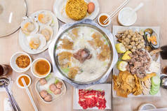 中国汽船火锅沙布晚餐在餐厅, 肉, 海鲜和蔬菜