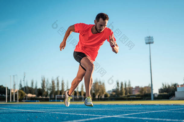 在比赛中, 年轻运动员开始在首发位置上跑步。开始步幅
