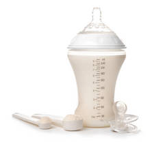 在白色背景上用粉末和奶嘴喂养婴儿配方奶粉