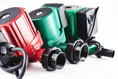 红色和绿色循环泵, 用于在白色背景加热.