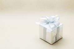 银礼品盒为快乐的新年节日棕色回收纸