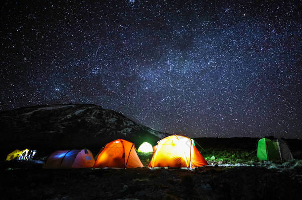 在非洲基里马扎罗山上的星夜露营.