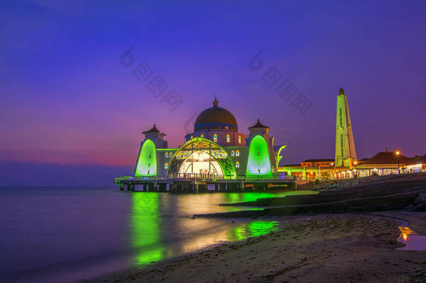 马六甲海峡清真寺（Masjid Selat Melaka）是马来西亚马六甲镇附近的一座位于马六甲岛上的清真寺。