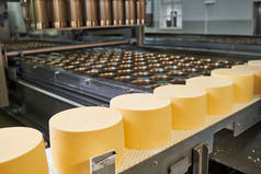工业奶酪生产。乳品行业