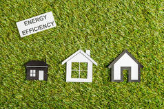纸房附近的文字卡的顶部视图, 能源效率在家里的概念