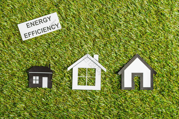 纸房附近的文字卡的顶部视图, 能源效率在家里的概念