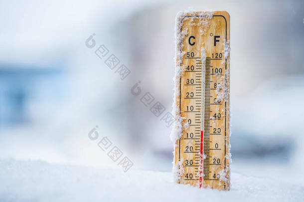 雪地上的<strong>温度</strong>计<strong>显示温度</strong>在摄氏或华氏以下.
