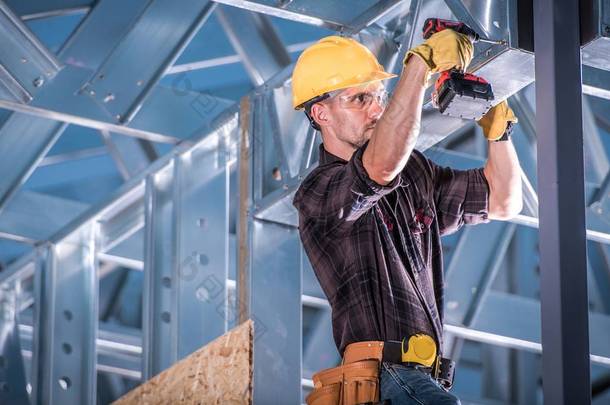 工人在建筑骨架钢框架连接金属元素。建筑行业.