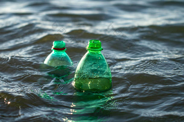 在海里的塑料瓶。将塑料垃圾排放到海里。环境和水污染
