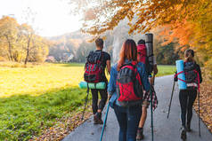 朋友与背包一起户外散步，徒步旅行和旅游