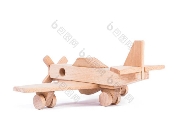山毛榉的木飞机的照片。玩具由木复古飞机制成在白色被隔绝的背景