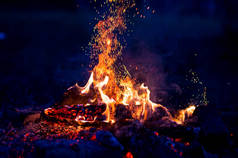 关闭燃烧的篝火作为黑暗抽象的背景的看法