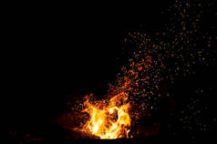 关闭燃烧的篝火作为黑暗抽象的背景的看法