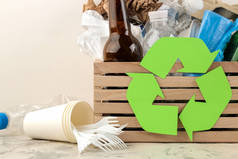 盒子里的生态符号和垃圾。回收。废物回收利用。在浅色背景上