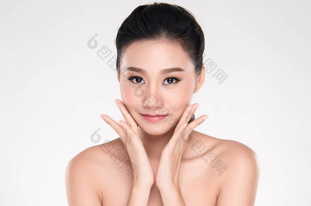 年轻美丽的亚洲女人,有着干净新鲜的皮肤.美女<strong>脸蛋</strong>的护理。面部治疗。化妆品、美容美发和温泉.