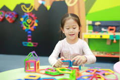 小女孩玩磁铁玩具的大脑发展.