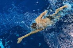 男子游泳运动员在游泳池。水下照片