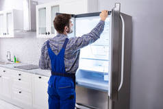 厨房冷冻机维修人员检测温度