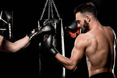 英俊的拳击手与男子在打手套孤立在黑色
