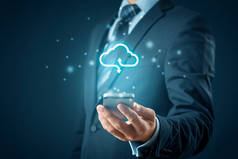 云计算概念- -将智能手机连接到云。拥有云计算图标和智能手机的商人或信息技术专家.