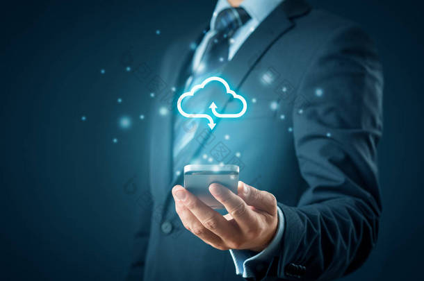 <strong>云计算</strong>概念- -将智能手机连接到<strong>云</strong>。拥有<strong>云计算</strong>图标和智能手机的商人或信息技术专家.