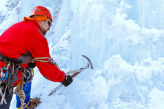 岩石攀岩者与冰斧削减冰, 使在冰川的步骤