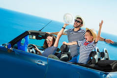 幸福的家庭乘汽车去大海。人们在开心的敞蓬车。夏季度假概念