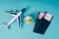 地球和飞机模型的顶视图, 护照与在蓝色背景的票