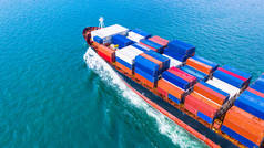 鸟号货轮集装箱船在公海进出口、商务物流、船舶运输.