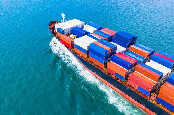 鸟号货轮集装箱船在公海进出口、商务物流、船舶运输.