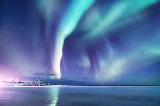 挪威洛福敦群岛上的北<strong>极</strong>光</strong>。夜晚的天<strong>空</strong>与<strong>极</strong>光</strong>。夜间冬季景观与<strong>极</strong>光</strong>和反射的水面上。挪威的自然背景