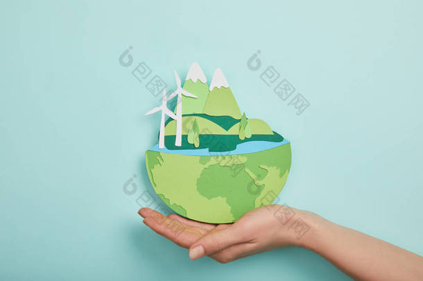 在绿松石背景下, 用可再生能源举行<strong>剪纸</strong>行星的顶级观点, <strong>地球</strong>日概念