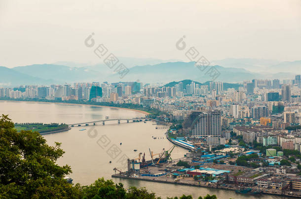 美丽的全景度假村, 中国, 海南。三亚镇是中国热门的旅游胜地。三亚市居住区, <strong>南海</strong>岸上