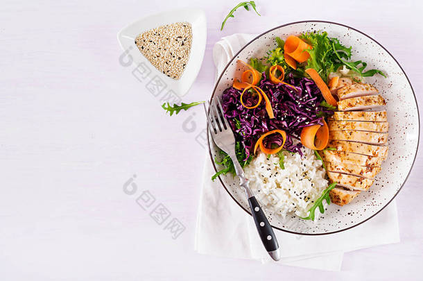 健康沙拉。佛陀碗菜配鸡片、米饭、红卷心菜、胡萝卜、新鲜生菜沙拉和芝麻。健康<strong>均衡饮食</strong>。顶视图.