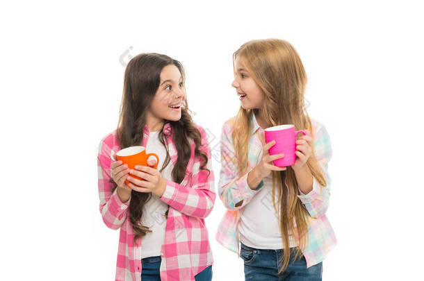 热可可配方。确保孩子们喝足够的水。女孩的孩子拿着杯子白色背景。姐妹们拿着杯子。喝茶汁可可。喝一杯饮料, 放松身心。孩子们在上学的时候喝得足够了