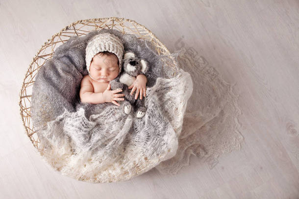 可爱的新生婴儿睡在篮子里。美丽的新生男孩机智