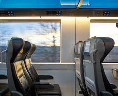 座位的看法驾驶火车与窗外的景观。屏幕和舒适的旅行.